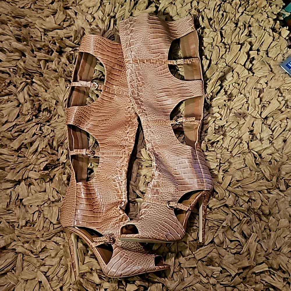 Tan croc cutout strappy sandal boots sz 10